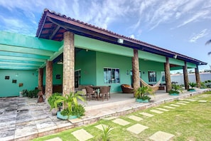 Vista frontal de la propiedad