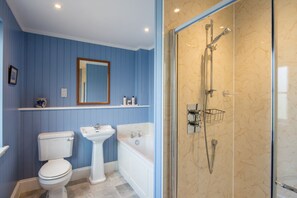 Badewanne, Haartrockner, Handtücher, Seife