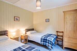2 habitaciones, tabla de planchar con plancha y cuna de viaje 