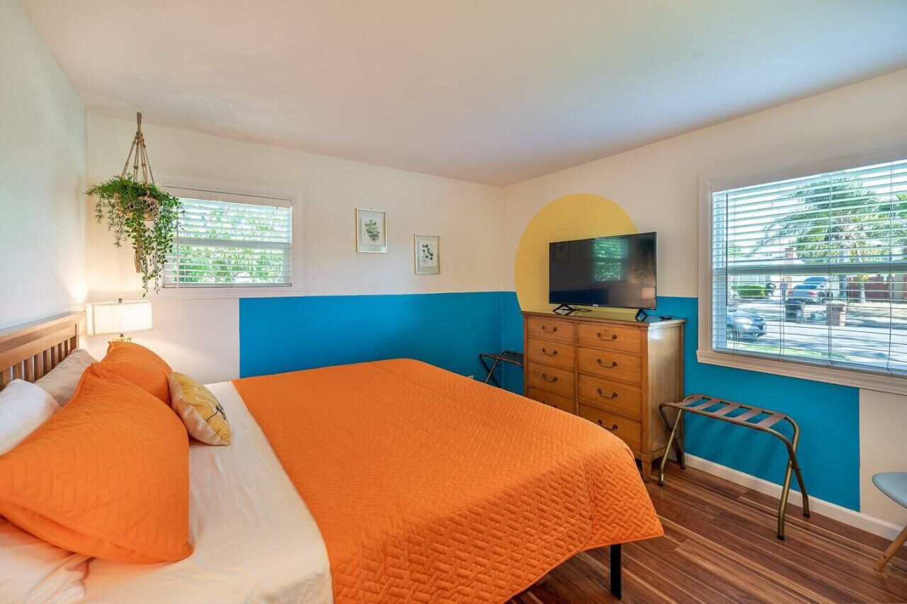 3 bedrooms, desk, iron/ironing board, travel crib