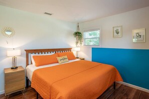 3 bedrooms, desk, iron/ironing board, travel cot - A warm, family-friendly mid-century home with thoughtful touches, fast WiFi, and easy access to Disneyland and Orange County’s top attractions. (Fullerton)