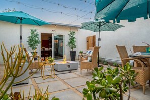 Outdoor dining - A warm, family-friendly mid-century home with thoughtful touches, fast WiFi, and easy access to Disneyland and Orange County’s top attractions. (Fullerton)