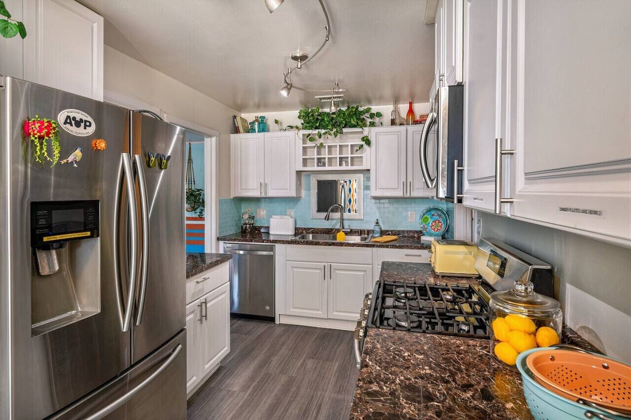 Jääkaappi, mikroaaltouuni, uuni, liesi