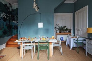 فطور كامل مجانًا يوميًا