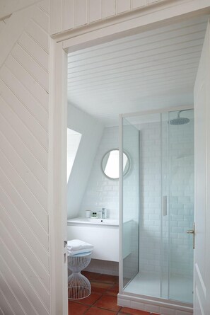Habitación Deluxe doble (Côte d'Albâtre) | Baño | Secador de pelo, toallas, jabón y champú