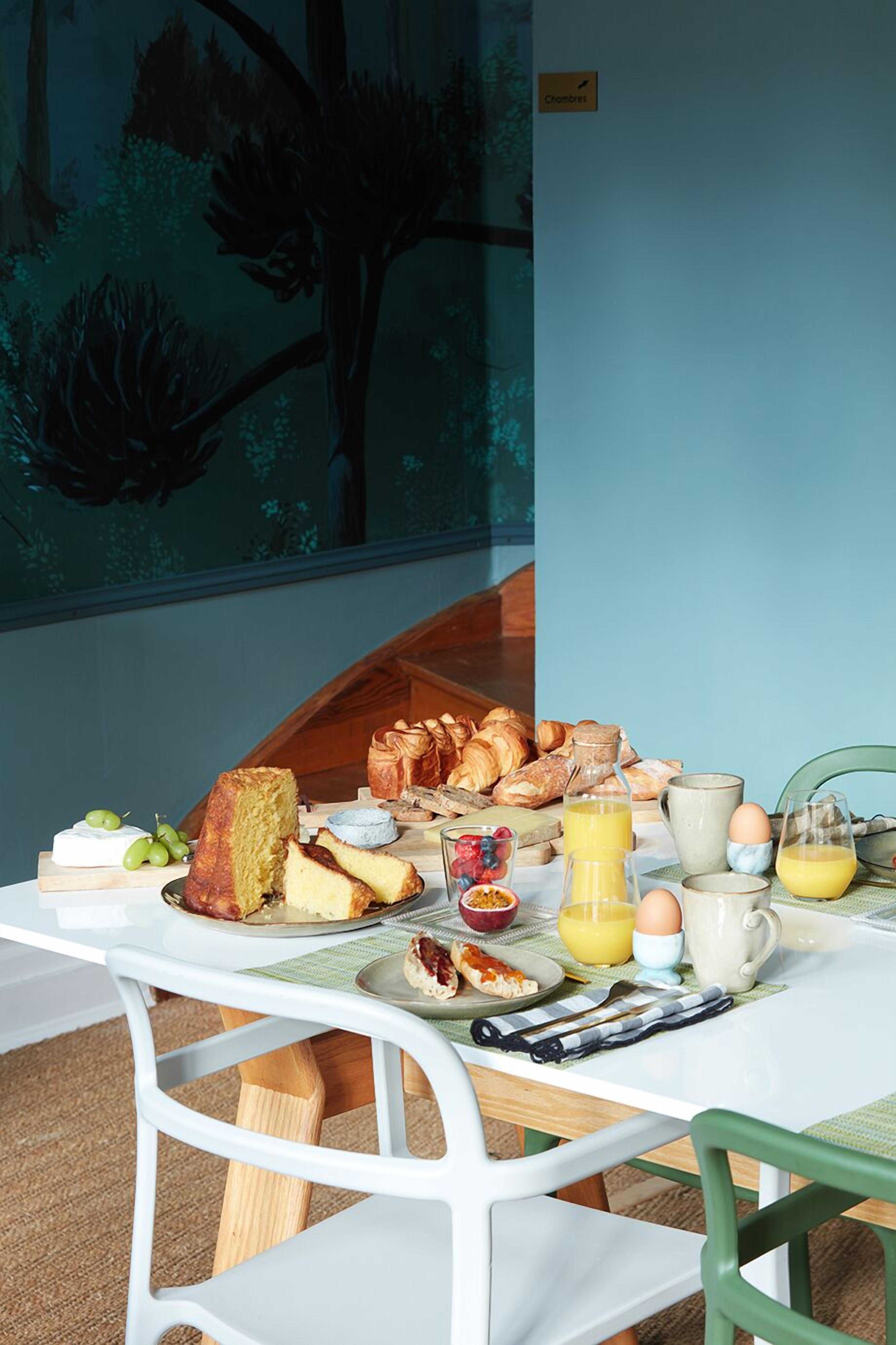 Free daily full breakfast