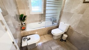 Duschwanne, Haartrockner, Bidet, Handtücher