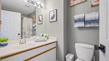 Een douche, een haardroger, handdoeken