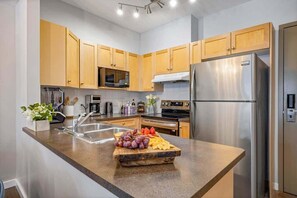 Køleskab, mikrobølgeovn, ovn, kogeplade