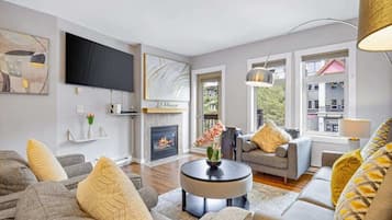 Télévision, cheminée, chaîne hi-fi, espaces bureaux