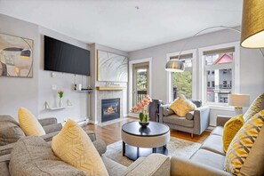 TV, peis, stereoanlegg og kontorer