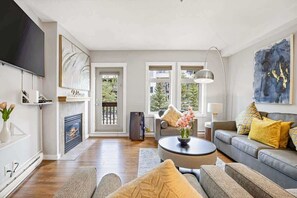 Tv, pejs, stereoanlæg, kontorer