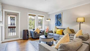 Télévision, cheminée, chaîne hi-fi, espaces bureaux