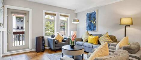 Televisión, chimenea, estéreo y oficina