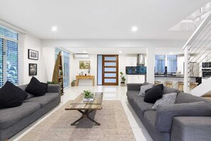 Fireplace, video games, books - Beautiful Hinterland House-15 mins drive from Noosa beaches! ! (Doonan)