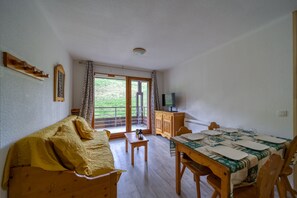 TV - Boule de Neige - Two Bedroom Apartment, Sleeps 6 (Villarembert)