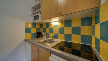 Fridge, microwave, dishwasher, coffee/tea maker