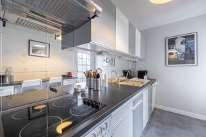 Kjøleskap, mikrobølgeovn, ovn og oppvaskmaskin