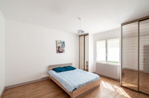 5 habitaciones, escritorio, tabla de planchar con plancha y wifi gratis 