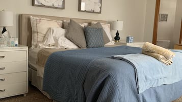 4 bedrooms, in-room safe, desk, iron/ironing board