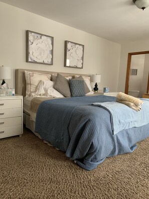 4 bedrooms, in-room safe, desk, iron/ironing board