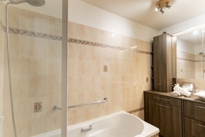 Secador de cabelo, toalhas de banho