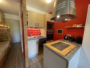 Réfrigérateur, micro-ondes, four, lave-vaisselle