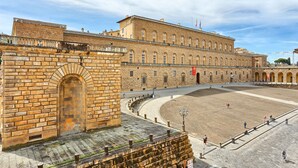 A large historic building with a central courtyard and a prominent arched entrance. - Genteel Home Piazza Pitti II (Florence)
