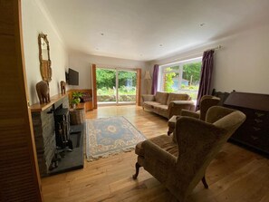 House | Living room | TV, fireplace, ping pong - Family Home With Large Garden and Pool Near Totnes (Totnes)