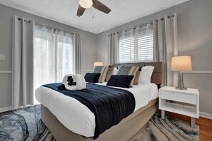 7 bedrooms, iron/ironing board, WiFi, bed sheets - Modern Chic 7-BR w/ Amazing Pool & Gameroom (Pompano Beach)