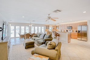 TV - Magical cape home on the water with furnished deck, pool, & amazing views (Cape Coral)