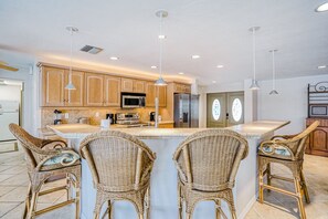 Fridge, microwave, oven, stovetop - Magical cape home on the water with furnished deck, pool, & amazing views (Cape Coral)