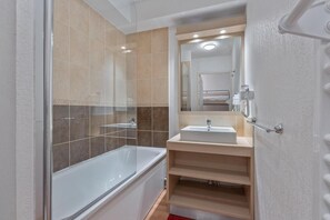 Bathtub - 200m from resort center, 1st floor, swimming pool, balcony, tv, ski locker, 23m², Les Orres (Les Orres)