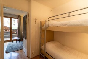 A bunk bed room with a sliding door leading to an outdoor area. - 200m from resort center, 1st floor, swimming pool, balcony, tv, ski locker, 23m², Les Orres (Les Orres)