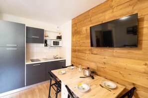 Fridge, microwave, dishwasher, coffee/tea maker - 200m from resort center, 1st floor, swimming pool, balcony, tv, ski locker, 23m², Les Orres (Les Orres)