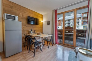 Dining - 200m from resort center, 1st floor, swimming pool, balcony, tv, ski locker, 23m², Les Orres (Les Orres)