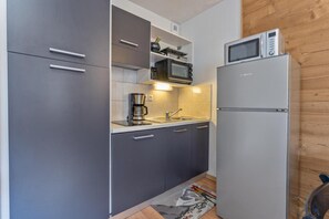 Fridge, microwave, dishwasher, coffee/tea maker