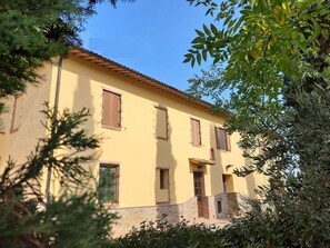 Vista frontal de la propiedad