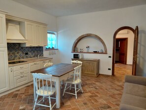 Familienapartment, Terrasse, Hügelblick | Eigene Küche