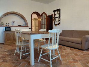 Departamento familiar, patio, vista a la colina | Área de sala de estar | Televisión LED de 32 pulgadas con canales vía satélite y televisión 