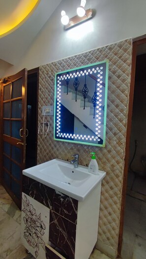 Combined shower/bathtub - 2-Bedroom Independent Home in Rishikesh (Rishikesh)
