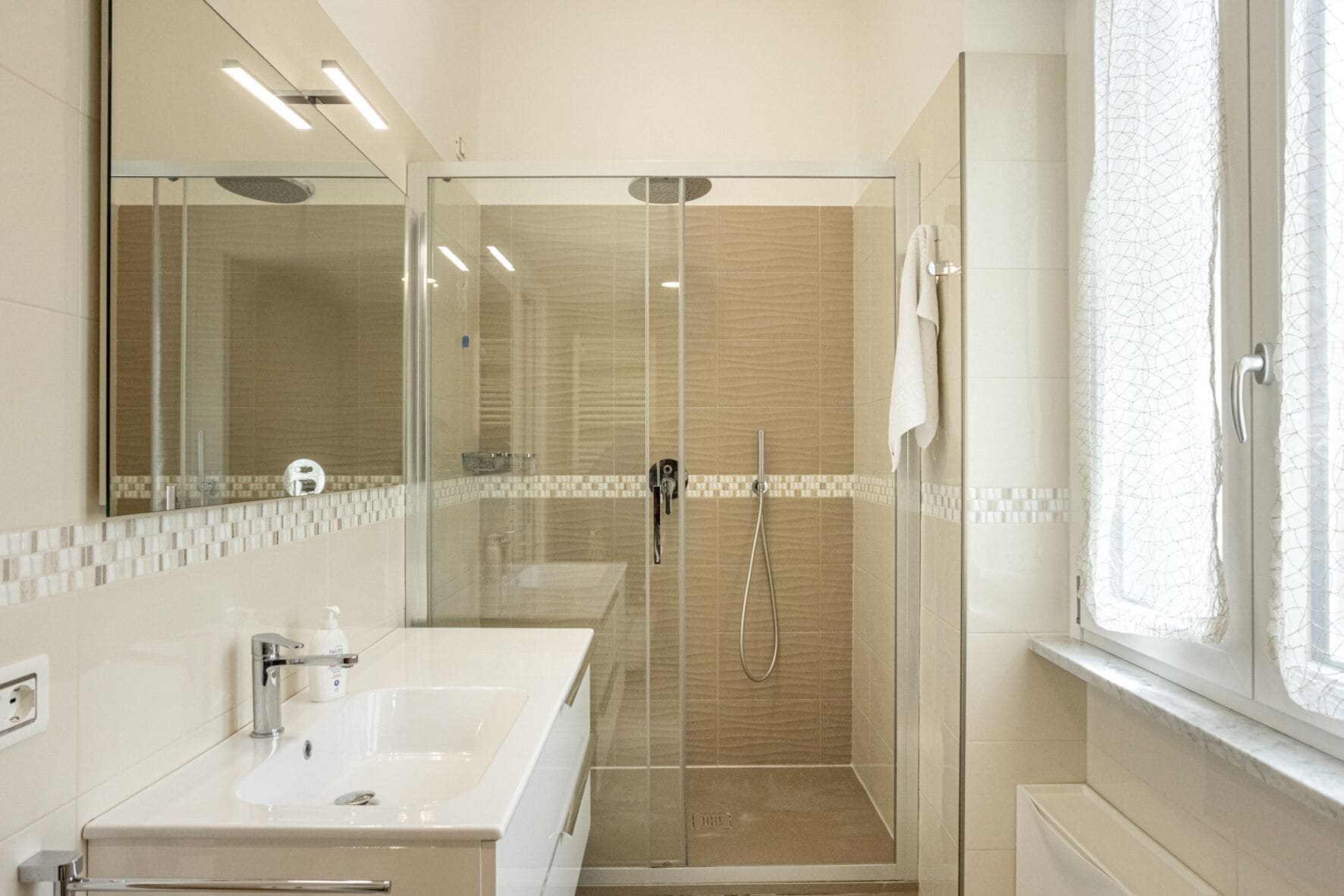 Appartamento Deluxe, 1 camera, 1 soggiorno | Bagno | Doccia, asciugacapelli, bidet, asciugamani