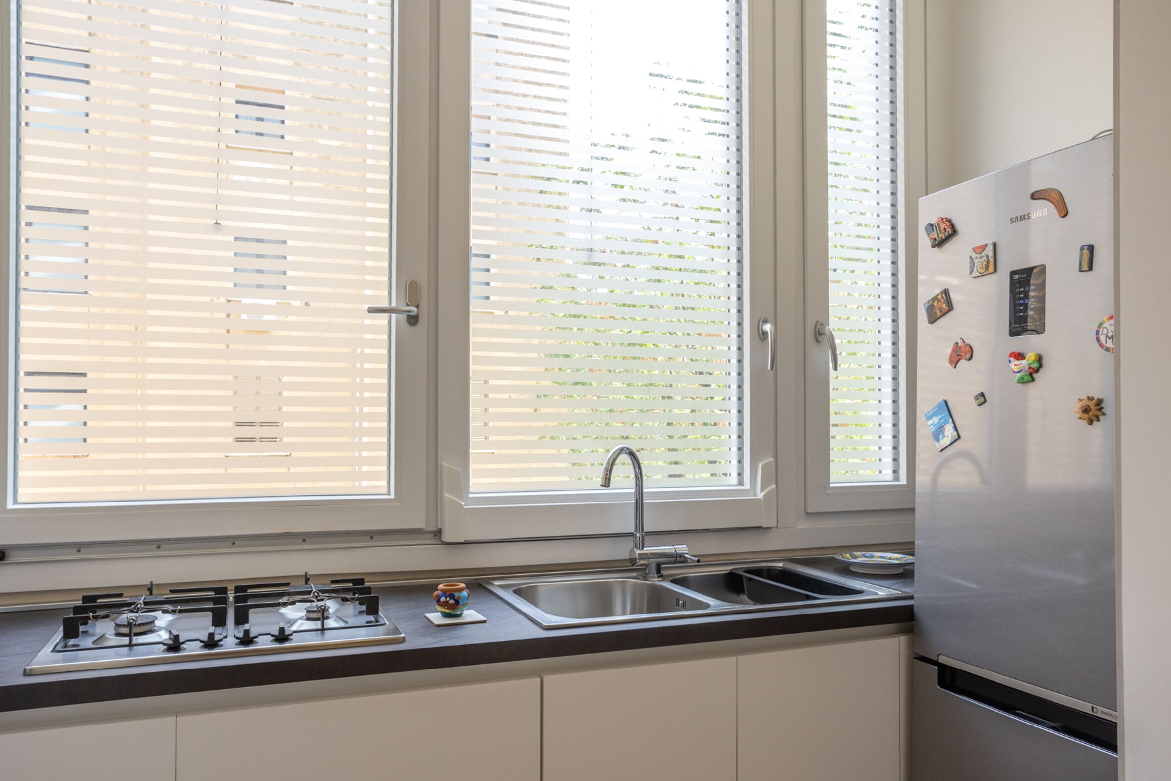 Appartamento Deluxe, 1 camera, 1 soggiorno | Private kitchen | Full-size fridge, microwave, oven, dishwasher