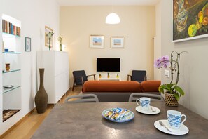 Appartamento Deluxe, 1 camera, 1 soggiorno | 客廳 | 43 吋平面電視連數碼電視頻道、電視