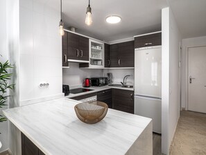 Een koelkast, een magnetron, een oven, een vaatwasser