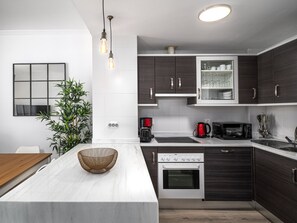 Een koelkast, een magnetron, een oven, een vaatwasser