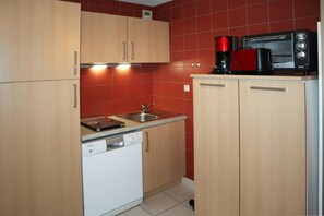 Een koelkast, een oven, een vaatwasser