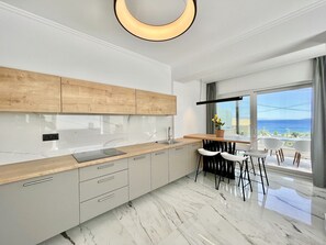 Réfrigérateur, four à micro-ondes, un four, surface de cuisson