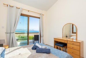 3 habitaciones, tabla de planchar con plancha, wifi y ropa de cama 