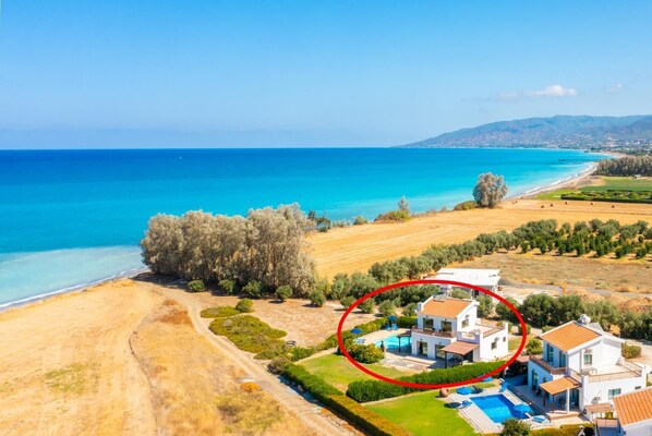 Une propriété située sur la côte, dotée d’une piscine, d’un grand jardin et offrant une vue sur la mer.